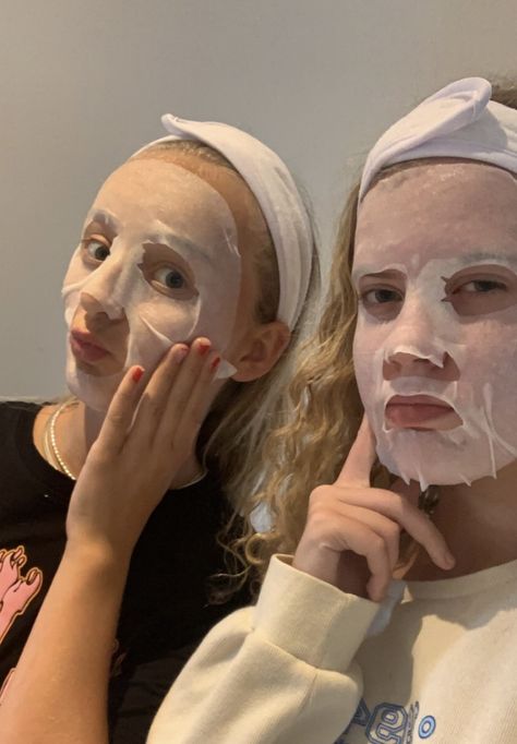 facemasks with bestie Besties Pictures, Halloween Sleepover, Face Mask Aesthetic, Friendship Photos, Mask Aesthetic, Spa Night, Pookie Wookie, Girls Together, Cute Friend Photos