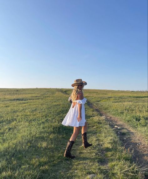 Country Cottage Core Outfits, Graduation Picture Outfits, Gigi Core, Mountain Cowgirl, Farm Girl Outfits, Field Pics, Countryside Outfit, Country Photoshoot, Country Girl Aesthetic