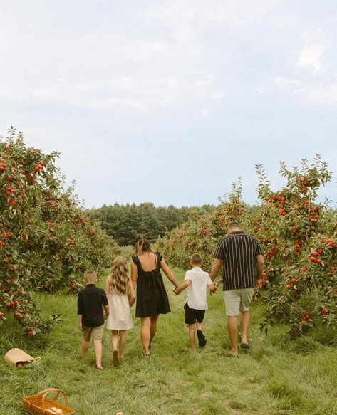 The Durant family at Jake’s Apple shack! I adore them so much and had the best time capturing these fun images of their family. Family Photo Apple Orchard, Apple Picking Photography, Apple Picking Photoshoot, Hill Photoshoot, Apple Hill, Crystal Photography, Fun Images, Family Photo Pose, Character And Setting