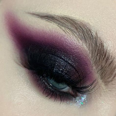 Black And Lavender Makeup, Purple Black Smokey Eye, Dark Purple Smokey Eye Makeup, Purple Makeup Goth, Dark Purple Makeup Ideas, Purple Vampire Makeup, Black And Purple Makeup Looks, Purple And Black Makeup Looks, Dark Purple Prom Makeup