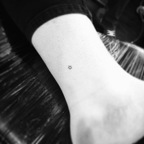 Micro Tattoo, Tattoo Tiny, Shape Tattoo, Star Tattoo, Disney Tattoo, Detailed Tattoo, Diy Tattoo, Back Tattoo Women, Dainty Tattoos