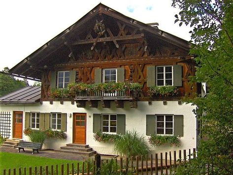 Swiss Chalet House Exterior, Swiss Chalet Exterior, Ski Chalet Exterior, Swiss Chalet Interior, Bavarian Decor, Cabin Paint Colors, Chalet Exterior, Chalet House, German Houses