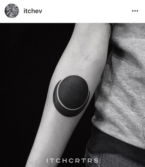 Geometric Shape Tattoo, Circle Tattoo Design, Tatuaje Cover Up, Black Sleeve Tattoo, Band Tattoos For Men, Trippy Tattoo, Round Tattoo, Abstract Tattoo Ideas, Line Tattoo Ideas