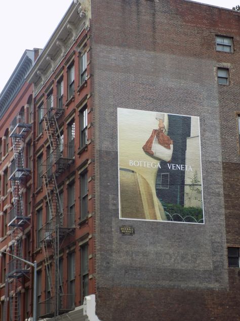 #newyork #travel #travelinspo #america #aesthetic #digitalcamera #photography #bottega #bottegaveneta #architecture #soho #nyclife #nyc #nycstyle #billboard Soho Aesthetic Nyc, Nyc Billboard, America Aesthetic, Soho Loft, Nyc Baby, New York Minute, Soho New York, Nyc Life, New York Aesthetic