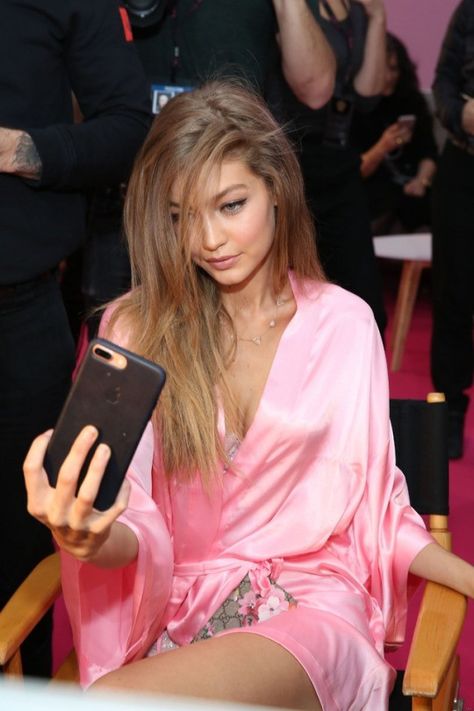 Gigi Hadid Gigi Hadid Victoria Secret, Gigi Hadid Backstage, Gigi Hadid Runway, Gigi Hadid Beauty, Gigi Hadid Pictures, Money Energy, Pink Portrait, Bella Gigi Hadid, Hadid Sisters