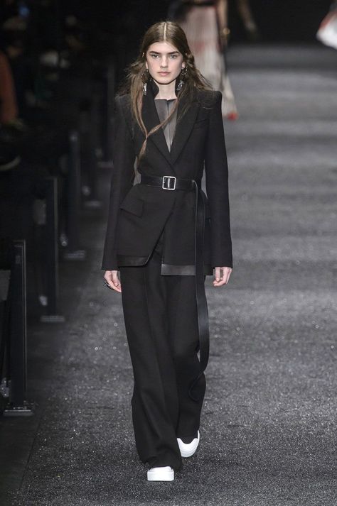 Runway Streetwear, Alexander Mcqueen Runway, Woman In Suit, Woman Suit, Runway Fashion Couture, All Black Fashion, Sarah Burton, Women Suits, Woman Suit Fashion