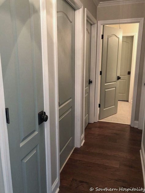 Painted doors, new hinges and updated door knobs make this hallway transformation from Southern Hospitality a must-see! Painting Interior Doors, Farmhouse Interior Doors, Interior Door Colors, Painted Interior Doors, Interior Design Minimalist, Interior Vintage, Interior Painting, Rustic Doors, Farmhouse Interior