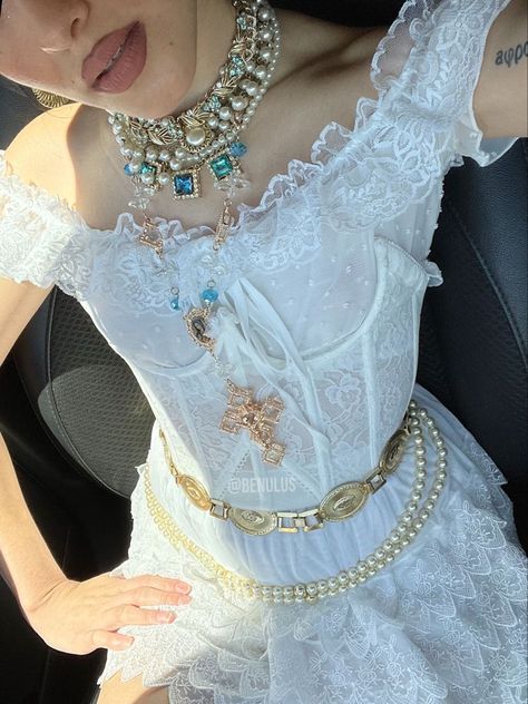 Baroque Aesthetic Fashion, Pearl Outfit, Pearl Jewlery, Baroque Dress, Accessories Pearl, Rococo Fashion, Gold Outfit, Gold Baroque, Style Baroque