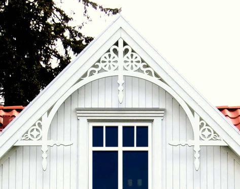 Order classic gable pediments as house decoration with ornaments in many varieties and sizes. Old fashioned millwork with gingerbread trim for roofs and roof gables. Gable Pediment, Gingerbread Trim, Roof Decoration, Gable Trim, Roof Trim, Loft Room, Traditional Houses, Porch Design, House Roof