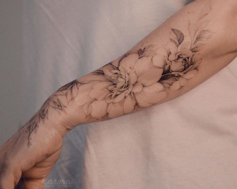 Delicate and airy tattoos for girls from Karolina Szymańska Feminine Tattoo Sleeves, Girl Back Tattoos, Inspiration Tattoos, Floral Tattoo Sleeve, Forearm Tattoo Women, Delicate Tattoo, Shoulder Tattoos For Women, Classy Tattoos, Arm Tattoos For Women