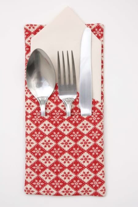 DIY Cutlery Holders: Travel-Friendly and Picnic-Ready! Christmas Cutlery Holders, Christmas Silverware Holder, Silverware Caddy, Christmas Cutlery, Flatware Holder, Quilt Stories, Silverware Holder, Kid Projects, Kids Sewing