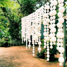 Hula Hoop Chandelier, Theatre Decorations, Island Party, Diy Balloon Decorations, Balloon Backdrop, White Balloons, Balloon Diy, Wedding Balloons, Balloon Decorations Party