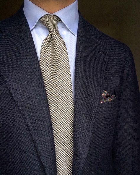 Grey tie with the dark jacket!  NICE Classy Suits, Outfits Hombre, Designer Suits For Men, Mens Casual Dress Outfits, Men’s Suits, Fashion Suits For Men, Mens Fashion Casual Outfits, Mens Fashion Suits, Blazer Fashion