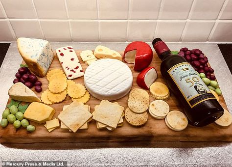 Amateur baker makes a realistic cheeseboard for her friend's 50th birthday that's made from CAKE Charcuterie Board Cake, Jake Cake, 50th Birthday Gag Gifts, Huge Cake, Full English Breakfast, Realistic Cakes, 3d Cakes, 50th Birthday Cake, Reeses Peanut Butter Cups