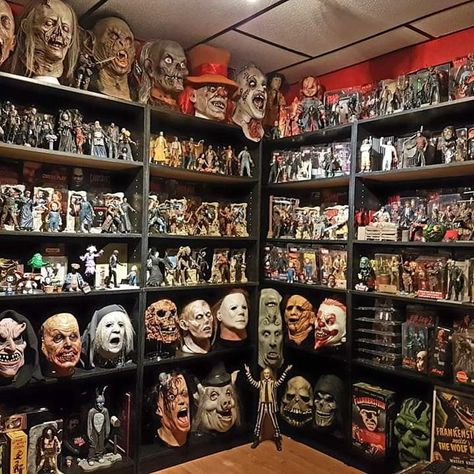 Horror Room Ideas, Horror Bedroom, Retro Room Ideas, Horror Home Decor, Horror Room, Horror Collection, Halloween Bedroom, Scary Movie Characters, Horror Stuff