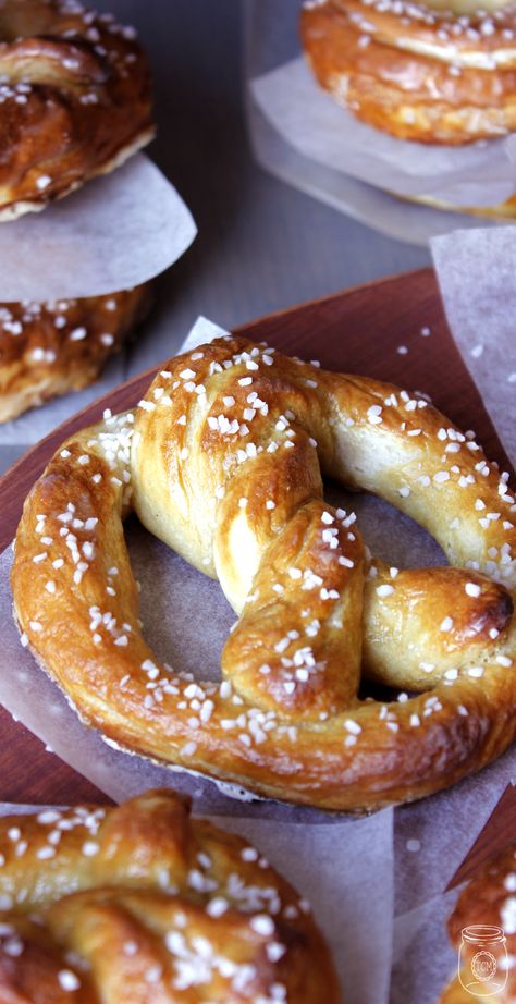 Home Made Hot Soft Pretzels oh so EASY!!! - The Cottage Market Pretzels Homemade, Salty Pretzels, Salty Food, Homemade Soft Pretzels, Pretzels Recipe, Cottage Market, Soft Pretzels, Dinner Rolls, The Cottage