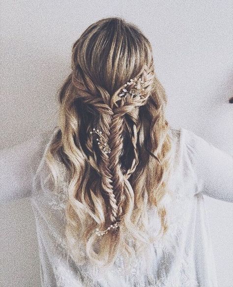 Gorgeous braid Hairstyles For A boho laid back Bride - Beautiful textured braid bridal hairstyle,braided updo, braid ponytail, boho hairstyle,boho wedding hairstyle,bohemian braids, ponytails #weddinghair #wedding #hairstyles #braids #braidedupdo #braidponytails #weddinghairstyles Bohemian Side Braid, Braid Wedding Hairstyles, Textured Braid, Bohemian Braid, Braid Wedding, Hairstyle Braided, Bridal Hairstyles With Braids, Braids Updo, Wedding Color Palettes