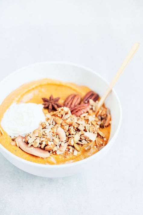 Healthy Pumpkin Pie Smoothie Bowl | This simple pumpkin pie smoothie bowl is dairy-free, vegan, paleo, and gluten-free, and packed with lots of pumpkin spice flavor. Made with pumpkin purée and frozen rice cauliflower (you can’t taste it!) for an extra dose of vegetables. Perfect for cozy fall mornings. | Loveleaf Co. | #loveleaf #pumpkin #pumpkinspice #smoothie #glutenfree #smoothiebowl #paleo #vegan #easyrecipe #breakfast #healthy #easybreakfast Pumpkin Smoothie Bowl, Simple Pumpkin Pie, Pumpkin Healthy, Frozen Rice, Smoothie Bowl Vegan, Healthy Pumpkin Pie, Rice Cauliflower, Vegan Smoothie Bowl, Healthy Pumpkin Pies