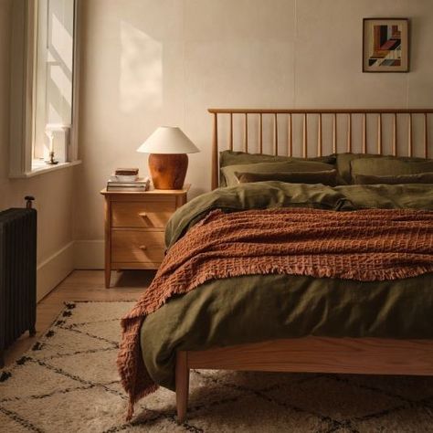 🍂Bring the cosy vibes into your bedroom with the Ercol Teramo Bed. Its delicate spindles bring a touch of elegance and modern warmth to your space, making it the perfect place to unwind as the leaves start to fall... 📍Ponsford, Sheffield. 🤎🍁💭 #Sheffield #Autumn #AutumnalVibes #CosyHome #HyggeHome #HomeStyle #HomeInspo #StylemyHome #SheffieldisSuper #Yorkshire #YorkshireHome #ApartmentTherapy #apartmentliving #Bedroom #BedroomInspo #BedroomStyle #StylemyBedroom #CosyBedroom #BedRoom Ercol Bed, Danish Bedroom, Cosy Vibes, Pine Beds, Spindle Bed, Cosy Bedroom, Hygge Home, Bedroom Styles, King Size Bed