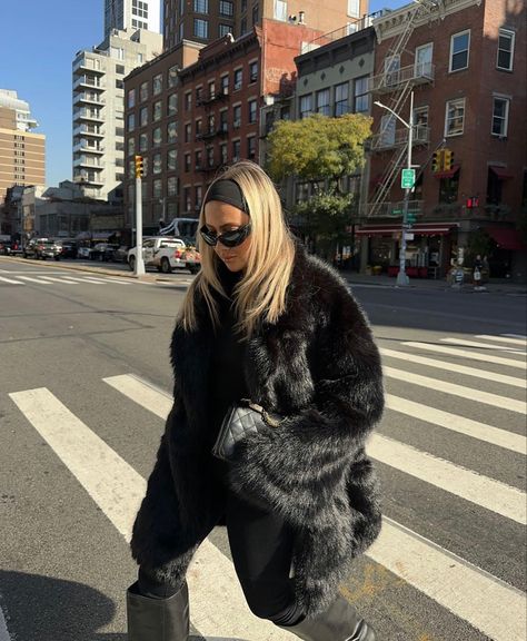 Black Fur Trim Coat Outfit, Black Fur Jacket Outfit Winter, Cropped Black Fur Coat Outfit, Gray Fur Coat Outfit, Black Fur Coat Aesthetic, Black Fur Coat Outfit Casual, Black Faux Fur Jacket Outfit, Faux Fur Hat Outfit, Black Fur Coat Outfit Classy