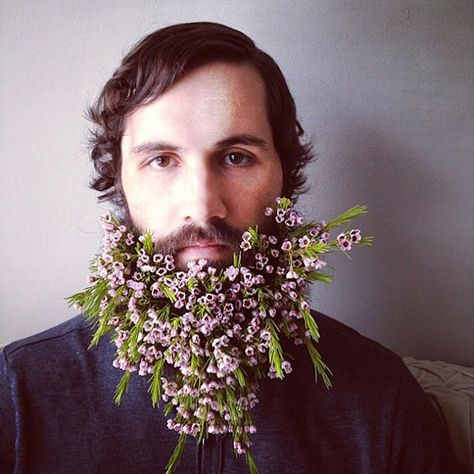 Flower beard Barba Hipster, Man With Flowers, Beard Trend, Glitter Beards, Flower Beard, Sarah Winward, Hipster Pattern, Hipster Beard, Moustaches