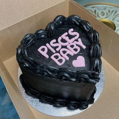 Pisces Bday Cake, Black Pisces Cake, Spicy Pisces Cake, Piscis Cake, Pisces Szn Cake, Pisces Season Cake, Picies Zodiac Cake, Pisces Birthday Cake Aesthetic, Pisces Cake Ideas