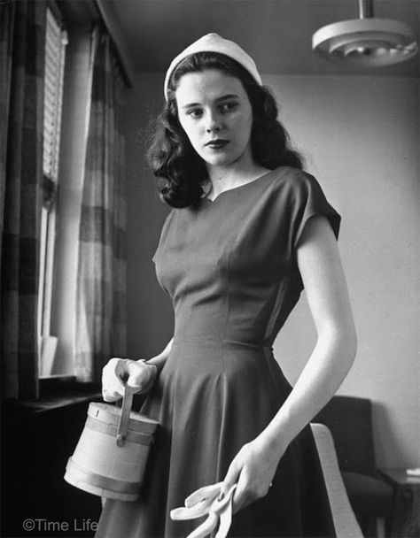 Nina Leen, Teenage Fashion Trending, Fashion 1940s, 40s Fashion, Retro Mode, Vestidos Vintage, 1940s Fashion, Basic Dress, Moda Vintage