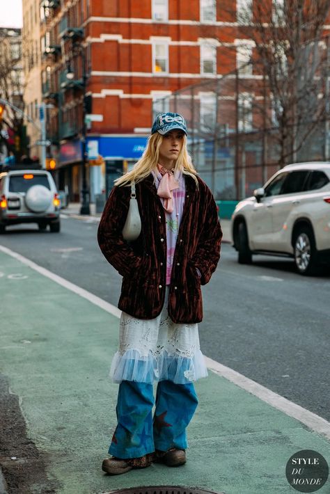 New York Fashion Week 2023, New York Street Fashion, 2022 Street Style, American Street Fashion, Fw 2022, Nyfw Street Style, 90s Fashion Outfits, Quirky Fashion, Outfits With Hats