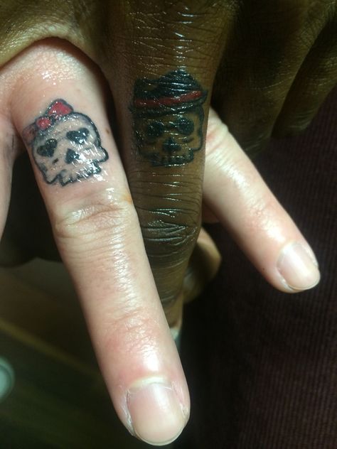 Matching  finger tattoos. His and Hers. ❤️ Salad Fingers Tattoo, Tattoos His And Hers, Matching Skull Tattoos, Matching Finger Tattoos, Fingers Tattoo, Matching Aesthetic, Salad Fingers, Stick N Poke, Aesthetic Tattoos