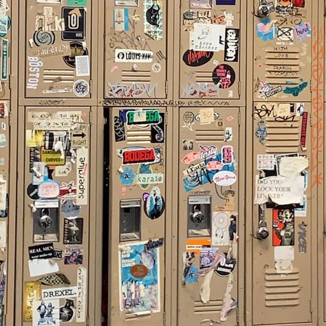 Messy Aesthetic, Locker Designs, School Book Covers, Yearbook Covers, Desain Buklet, Page Layout Design, School Lockers, School Themes, Diy Phone