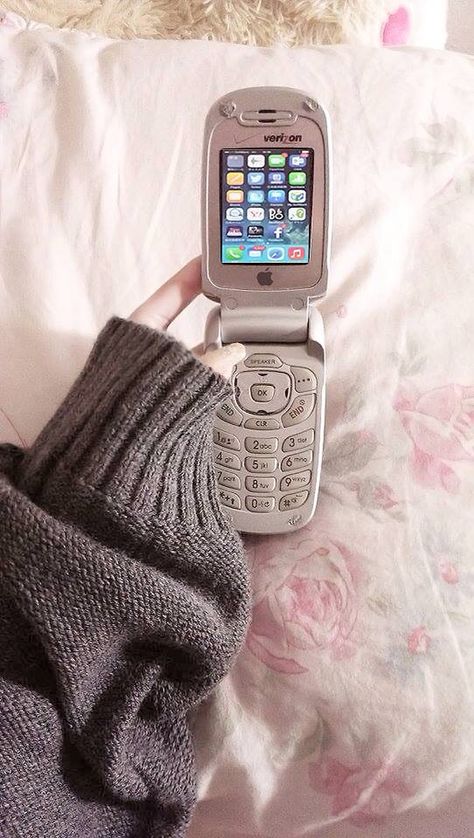 Iphone 6 Aesthetic, 2000s Phone, Flip Phone Aesthetic, Telephone Vintage, Y2k Phone, Retro Gadgets, Old Technology, Retro Phone, Vintage Phones