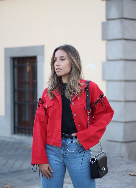 Red Denim Jacket. Casual winter outfit. Trendencies Blog Red Courderoy Jacket Outfit, Red Denim Jacket Outfit, Red Jacket Outfit, Jeans Dress Outfit, Casual Winter Outfit, Red Denim Jacket, Xmas Outfits, Jean Jacket Outfits, Denim Jacket Outfit