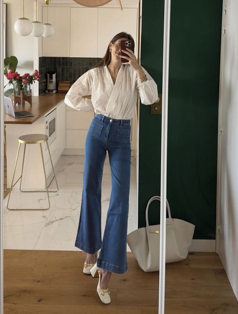 Jeans Blouse Outfit, White Blouse Outfit, White Denim Outfit, Flare Outfit, Denim Jeans Outfit, Flare Jeans Outfit, White Flared Jeans, Parisian Look, Look Jean