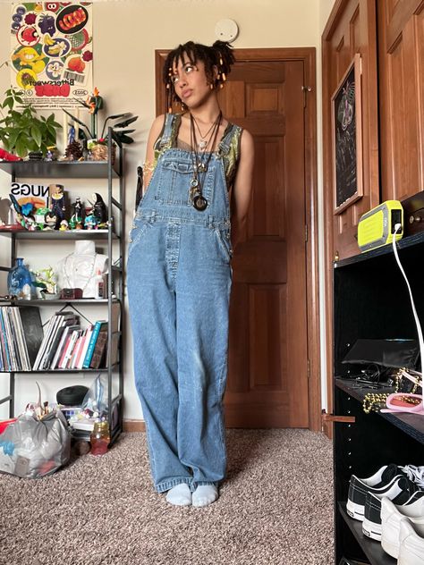 Alt Overalls, Baggy Overalls Outfit 90s, Baggy Jumper Outfit, Overalls Outfit 90s, Baggy Overalls Outfit, Overalls Aesthetic, Overall Fits, Baggy Jumper, Baggy Overalls