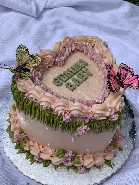 Bday Cake Aesthetic, Gemini Bedroom, Cute Bday Cake, Zodiac Cake, Gemini Aesthetic, Vintage Heart Cake, Fairy Birthday Cake, Aesthetic Bedding, Aesthetic Dessert