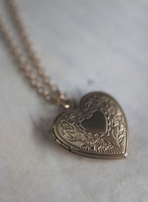 Gold Heart Locket, Dope Jewelry, Gold Locket, Fantasy Jewelry, Heart Locket, Jewelry Inspo, Dream Jewelry, Gold Heart, Pretty Jewellery