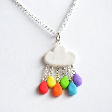 Schmuck aus Modelliermasse -regenbogen-wolke-fimo-kette-basteln-tropfen-farben Polymer Clay Kawaii, Polymer Clay Diy, Polymer Clay Animals, Rainbow Jewelry, Cute Polymer Clay, Polymer Jewelry, Modeling Clay, Clay Jewelry Diy, Fimo Clay