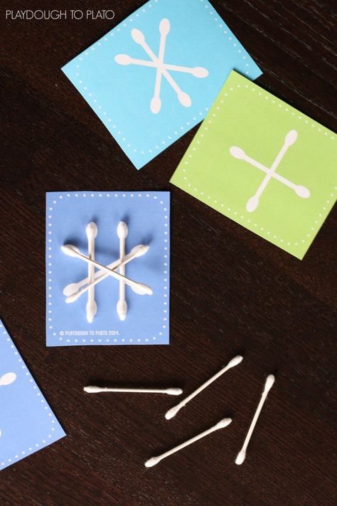 FREE printable Q-tip snowflakes!! Great fine motor activity, busy bag, building project and more. Stem Centers, Playdough To Plato, Preschool Fine Motor, Busy Boxes, Winter Preschool, Busy Bags, Preschool Christmas, Q Tip, Fine Motor Activities