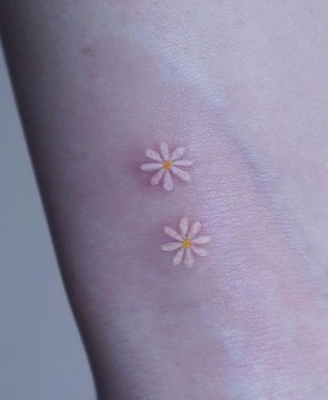 White Ink Daisy Tattoo, Daisy Finger Tattoo, Tiny Daisy Tattoo, White Ink Tattoos Healed, White Daisy Tattoo, Small White Tattoos, Twin Tattoos, Small Girly Tattoos, Triangle Tattoos