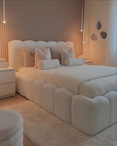 Modern Luxurious Bedrooms Classy, Neutral Bedroom Ideas, Cute Apartment Decor, Stylish Room Decor, Girl Apartment Decor, Black Bedroom Decor, Classy Bedroom, Minimalist Bedroom Design, Apartment Bedroom Decor