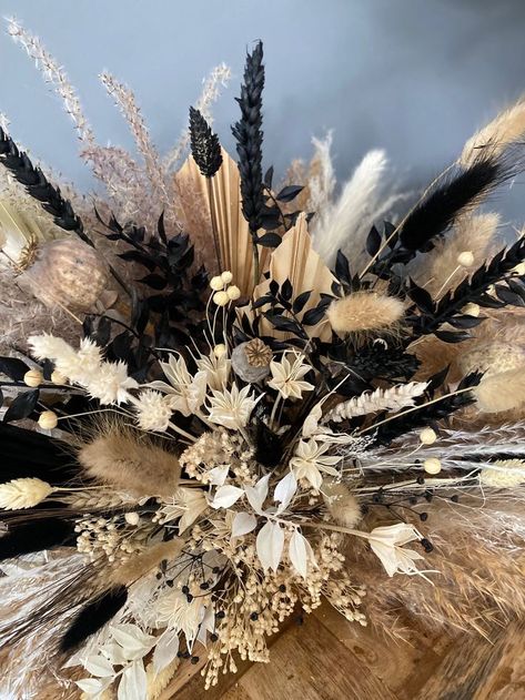 Bouquet With Pampas, Natural Bridal Bouquet, Wheat Wedding, Black Wedding Flowers, Dark Wedding Theme, Couple Wedding Shower, Grass Wedding, Dark Wedding, Table Centrepiece