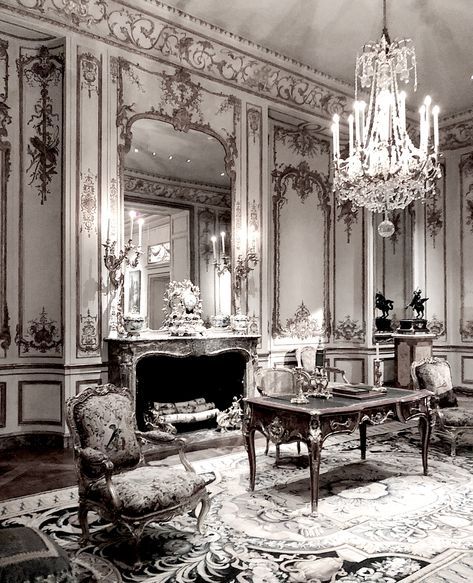 1920s Apartment, Rococo Interior Design, 1920s Furniture, Apartment New York, Rococo Interior, Royal Room, Visual Gallery, French Aesthetic, Carved Furniture