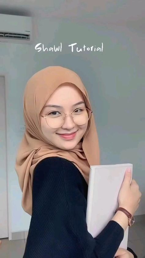 Style Hijab Simple, Shawl Tutorial, Tudung Shawl, Fesyen Islam, Tutorial Hijab Pashmina, Simple Hijab Tutorial, Mekap Mata, Estilo Hijab, Stile Hijab