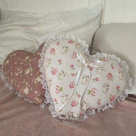 Diy Puff Quilt, Sewing Present Ideas, Heart Shaped Pillow, Sewed Gifts, Projects Ideas, Aesthetic Handmade Gifts, Aesthetic Diy Crafts, Gifts To Sew, Arts And Crafts Aesthetic