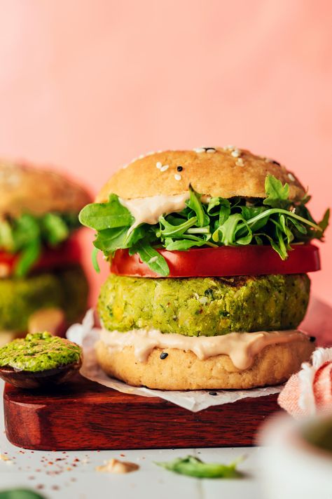 Quick & easy pesto veggie burgers with tomato, arugula, and balsamic aioli. A satisfying plant-based meal ready in 30 minutes! Balsamic Aioli, Pesto Chickpea, Chickpea Burgers, Chickpea Patties, Chickpea Burger, Veggie Burgers Recipe, Green Pesto, Minimalist Baker, Burger Toppings