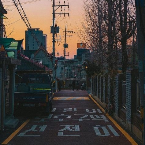 seoul korea aesthetic street sunset icons Korea Fall Aesthetic, Korea Asethic, Korean Streets Aesthetic, South Korean Aesthetic, Fall In Seoul, Korea Streets Aesthetic, Seoul Korea Aesthetic, Fall In Korea, South Korea Aesthetic