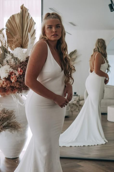 Minimalist Wedding Dresses Curvy, Simple Wedding Dress Thick Women, Mid Size Bridal Gowns, Mid Sized Bride, Boohoo Wedding Dress, Wedding Dresses Mid Size, Wedding Dress Mid Size, Mid Size Bride, Mid Size Wedding Dresses