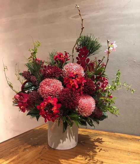 Ikebana japanese floral arrangements Chinese New Year Flower Decoration, Chinese Wedding Flowers, Chinese New Year Flower Arrangement, New Year Flower Arrangement, Red Flower Arrangements, Chinese New Year Flower, Floral Designs Arrangements, Corporate Flowers, Red Wedding Flowers