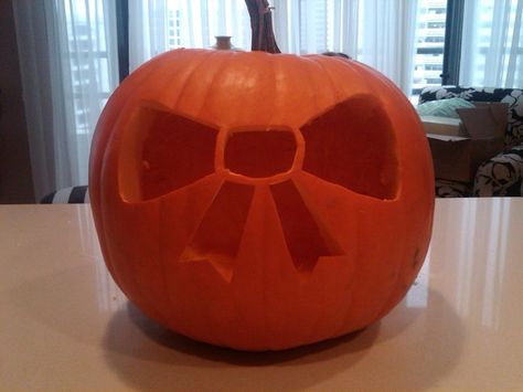 bow pumpkin Bow Carved Pumpkin, Cutie Pumpkin Carving, Pumkin Carving Bow, Ideas To Carve A Pumpkin, Pumpkin Carving Ideas Bow, Bow Pumpkin Carving, Coquette Pumpkin Carving, Pumpkin With Bow, White Pumpkin Carving Ideas