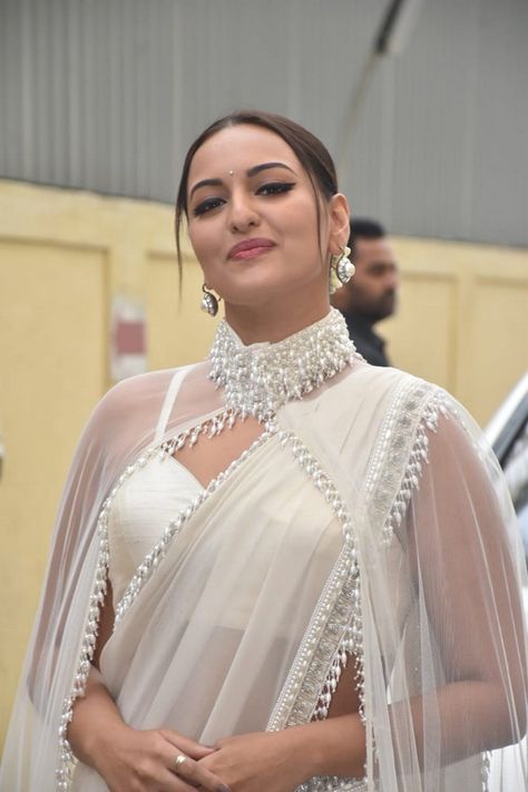 Sonakshi Sinha New Photos Sonakshi Sinha Saree, Indian Photoshoot, Sonakshi Sinha, Indian Bollywood, Beautiful Saree, Indian Beauty Saree, India Beauty, Bollywood Fashion, Desi Beauty